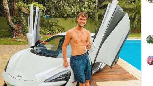 Jovem youtuber com patrimônio milionário tem coleção de carros de luxo; veja as fotos
