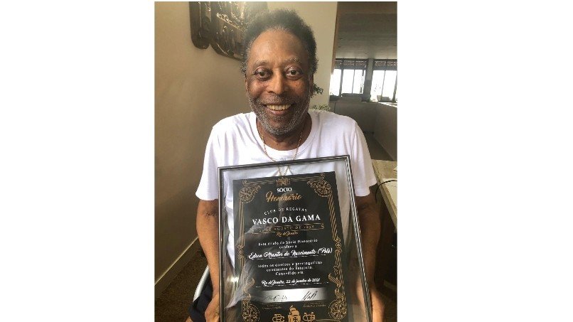 Pelé recebe camisas especiais e título de sócio honorário do Vasco