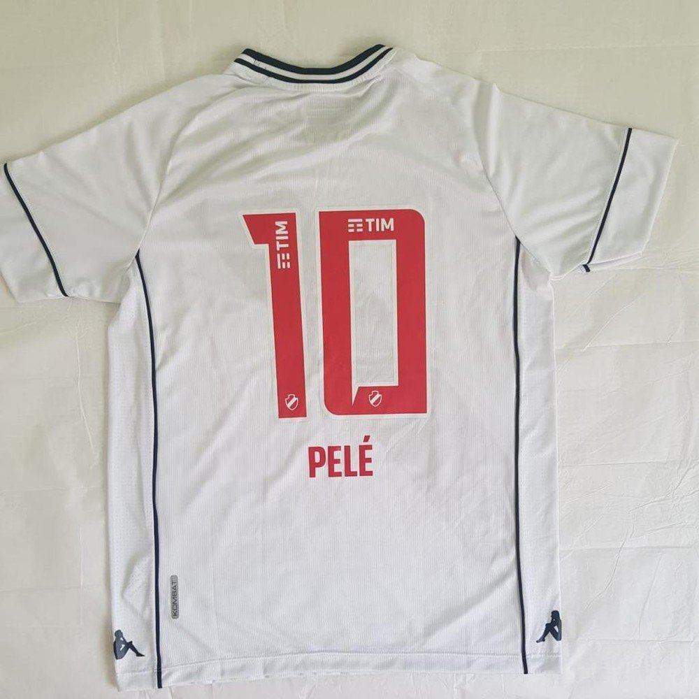 Pelé recebe camisas especiais e título de sócio honorário do Vasco