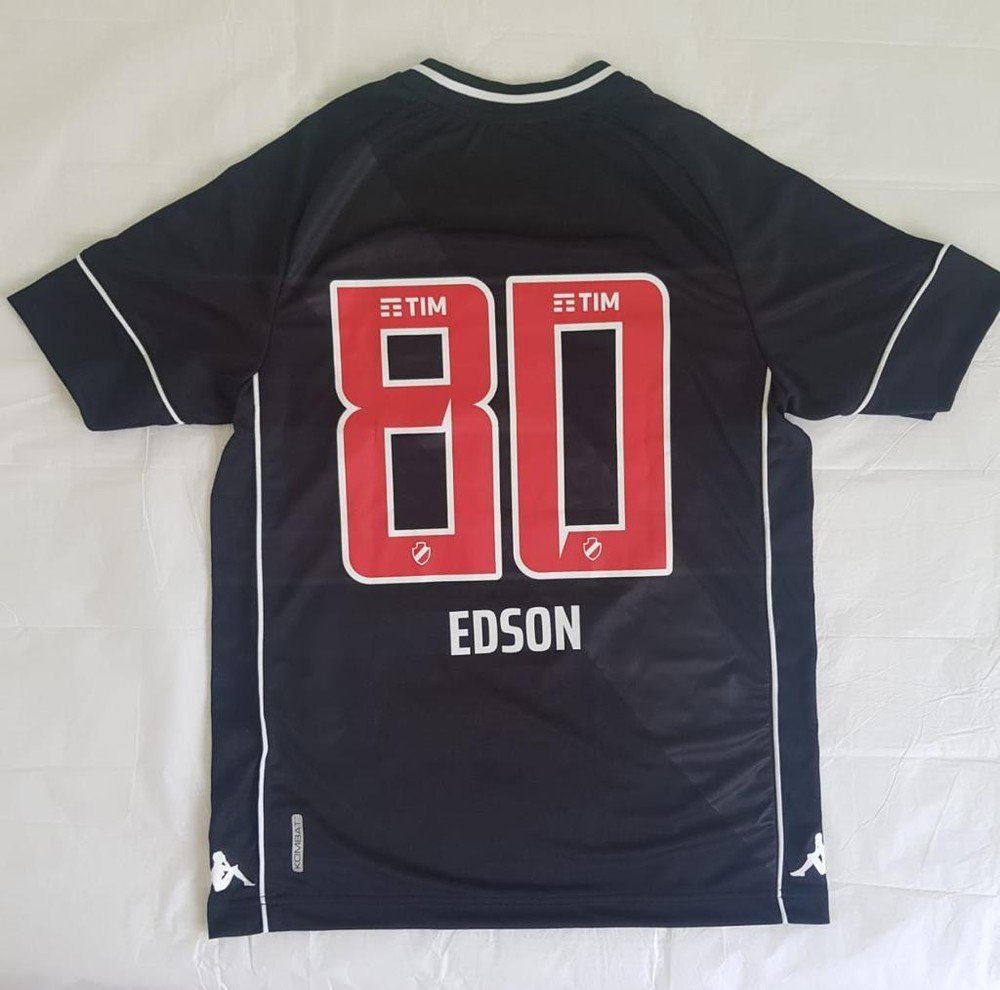 Pelé recebe camisas especiais e título de sócio honorário do Vasco