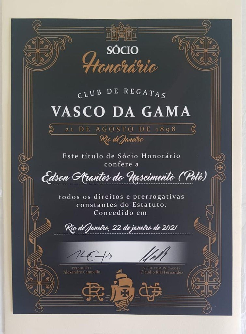 Pelé recebe camisas especiais e título de sócio honorário do Vasco