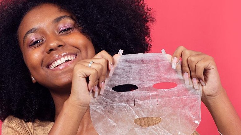 Conheça os benefícios e saiba como usar sheetmasks, as máscaras faciais de tecido