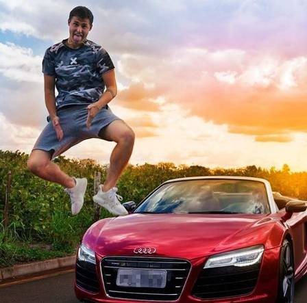 Jovem youtuber com patrimônio milionário tem coleção de carros de luxo; veja as fotos
