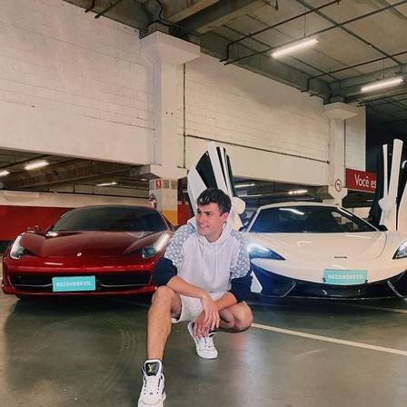 Jovem youtuber com patrimônio milionário tem coleção de carros de luxo; veja as fotos