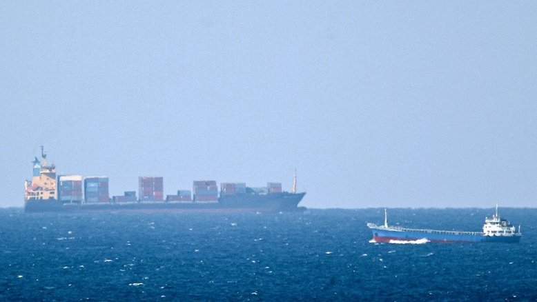 Navio iraniano explode no Mar Vermelho e suspeitas apontam para Israel