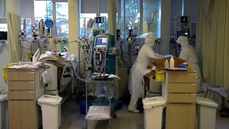 (Arquivo) Pacientes infectados com covid-19 na UTI do Hospital Santa Casa de Misericórdia de Porto Alegre, em 13 de agosto de 2020 - AFP