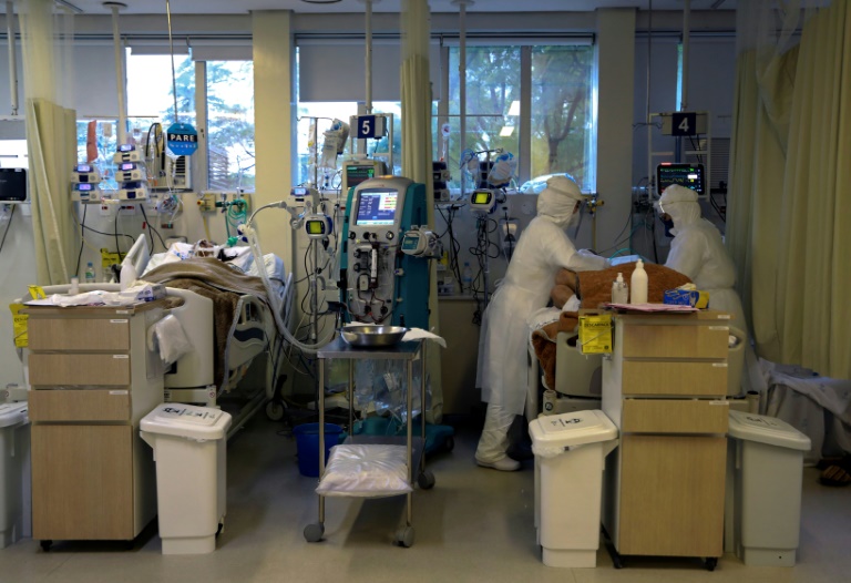 (Arquivo) Pacientes infectados com covid-19 na UTI do Hospital Santa Casa de Misericórdia de Porto Alegre, em 13 de agosto de 2020 - AFP