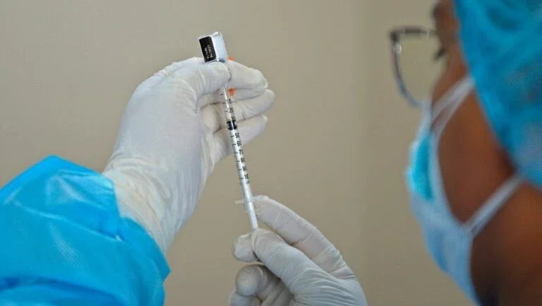 Brasil tem 31,8 milhões de vacinados contra covid-19 em 1ª dose, 15% do total