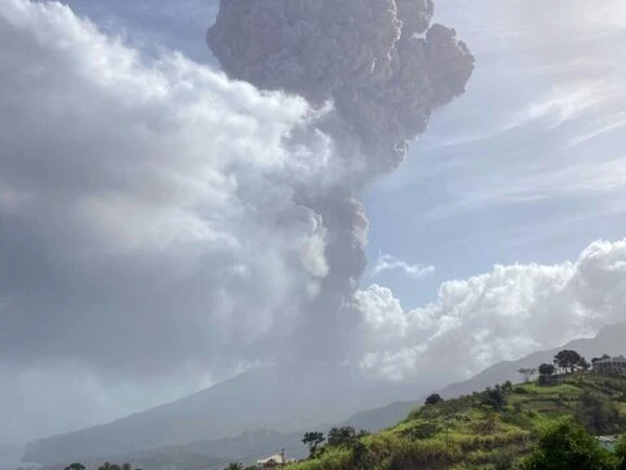 Milhares de evacuados após erupção de vulcão da ilha caribenha San Vicente