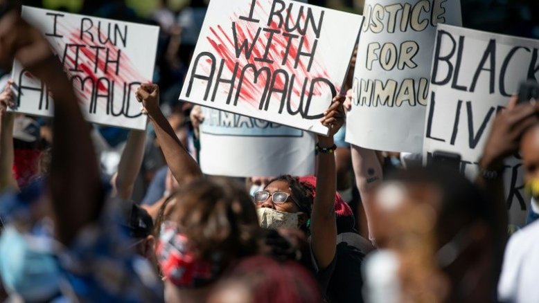 Justiça federal dos EUA indicia três homens por crime racista