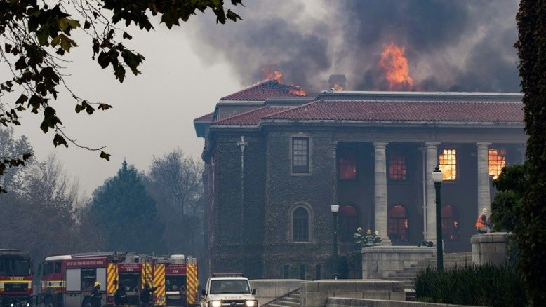 Biblioteca universitária da Cidade do Cabo atingida por incêndio