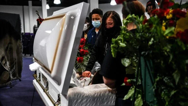 Família de George Floyd vai ao funeral de outro homem negro morto pela polícia