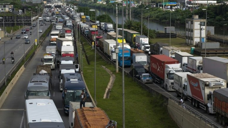Caminhoneiros bloqueiam a Rodovia Castelo Branco, na entrada de São Paulo, em protesto contra as medidas de fechamento de serviços não essenciais no estado em meio à pandemia de coronavírus, em 5 de março de 2021 - AFP