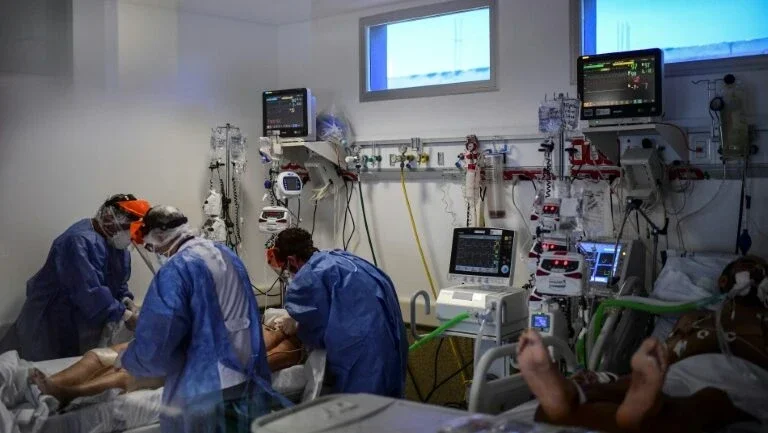 Com quase 30 mil casos, Argentina tem novo recorde de infecções por covid-19