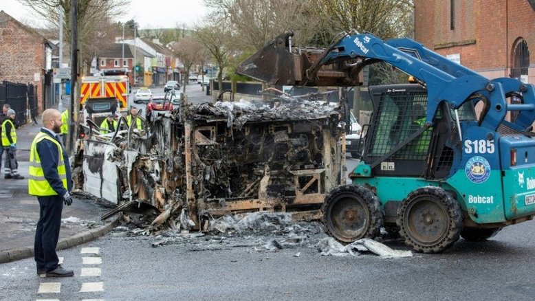 Parlamento da Irlanda do Norte se reúne em caráter de urgência após vários dias de violência