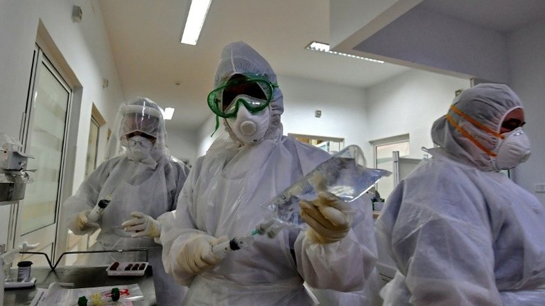 Estudo britânico irá expor deliberadamente voluntários ao coronavírus