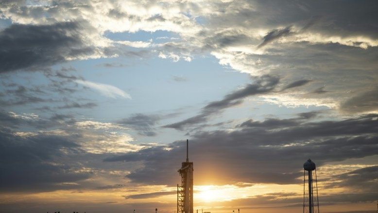 Voo tripulado da SpaceX à estação espacial internacional é adiado por condições meteorológicas