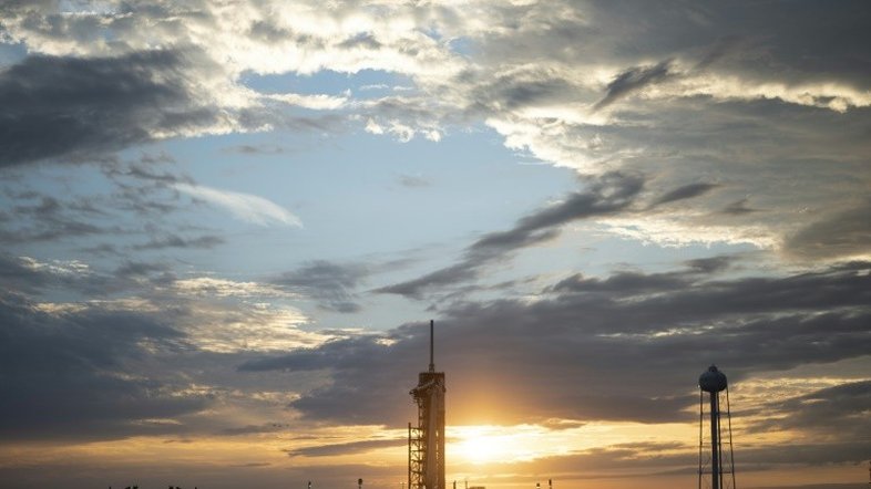 Voo tripulado da SpaceX à estação espacial internacional é adiado por condições meteorológicas