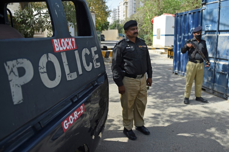 Paquistão ordena corte temporário de acesso a redes sociais após manifestações violentas