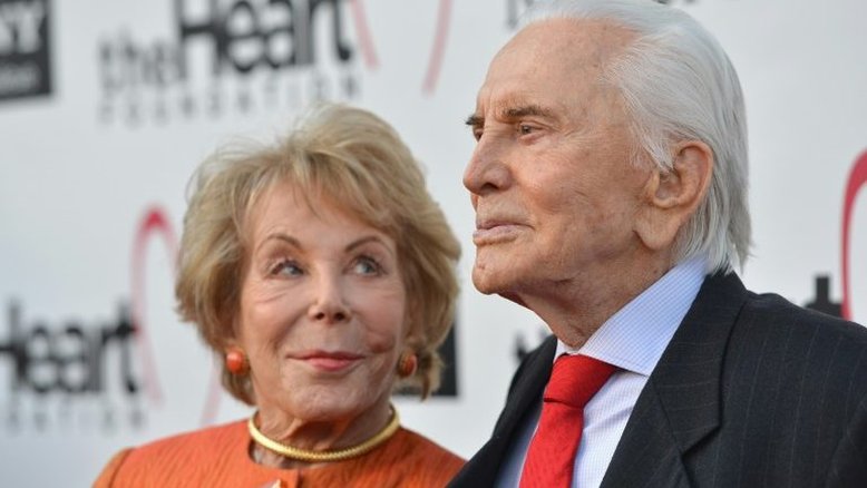 Morre Anne Buydens, viúva do astro Kirk Douglas, aos 102 anos