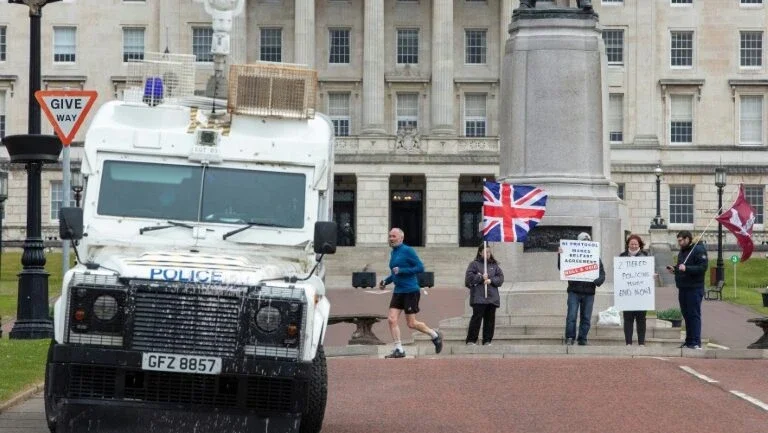 Unionistas e republicanos condenam violência na Irlanda do Norte