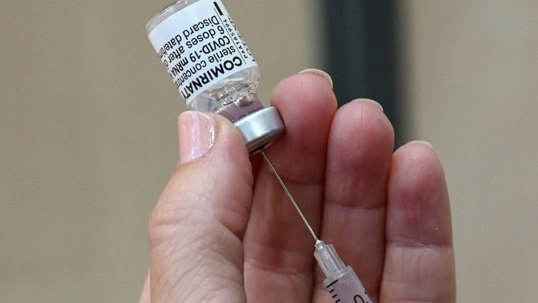 Avião com 1 milhão de doses de vacina da Pfizer chega ao Brasil