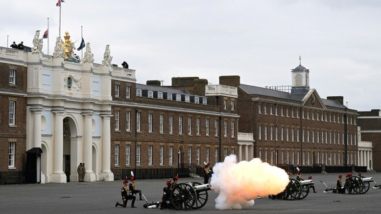 Centenas de pessoas homenageiam o príncipe Philip, um "super-homem", na Torre de Londres