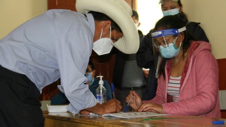 Esquerdista Castillo se aproxima do segundo turno no Peru