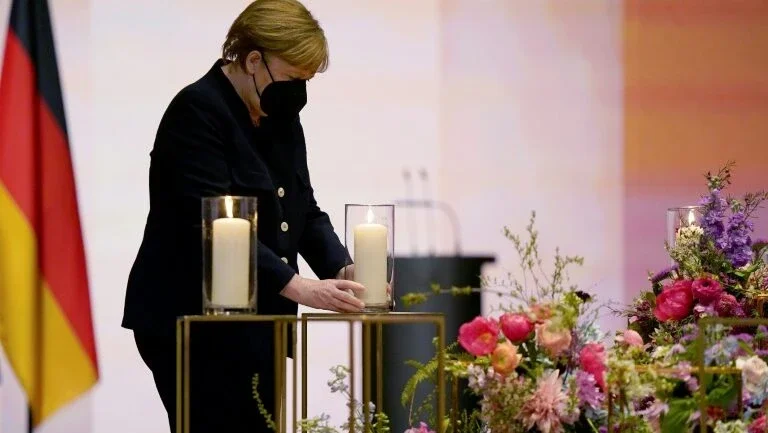 Alemanha homenageia seus mortos, e Israel abandona máscara na via pública