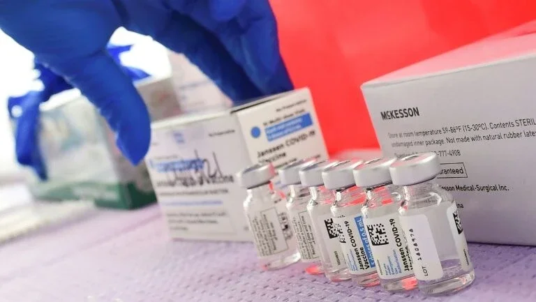 Veja o que se sabe sobre os efeitos colaterais das vacinas da AstraZeneca e da J&J?