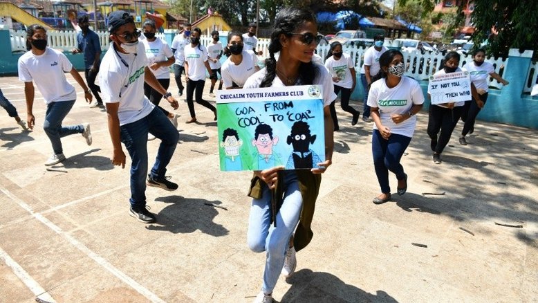 Jovem, mulher e defensora ferrenha das florestas da Índia