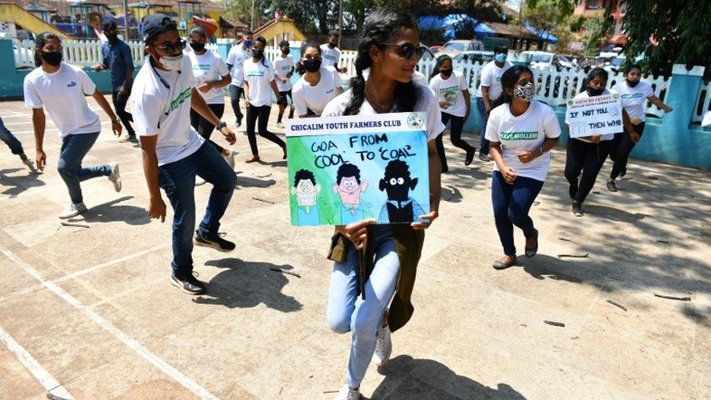 Jovem, mulher e defensora ferrenha das florestas da Índia
