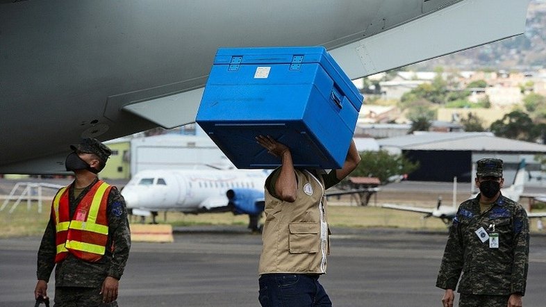Covid-19: Brasil recebe 1º lote de vacinas do 2º contrato com a Pfizer