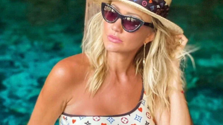Ana Paula Siebert exibe maiô de R$ 4 mil em viagem ao México
