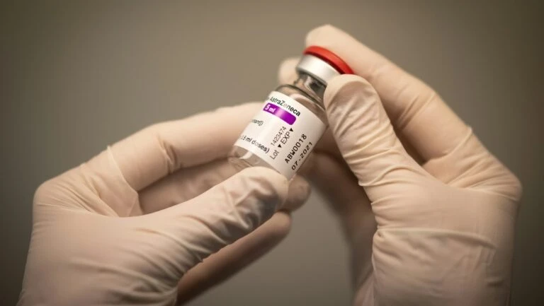 Canadá reporta novo caso de coágulos sanguíneos após vacinação com AstraZeneca