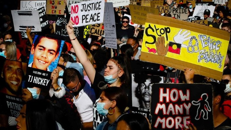 Centenas de aborígenes da "geração roubada" processam o governo australiano