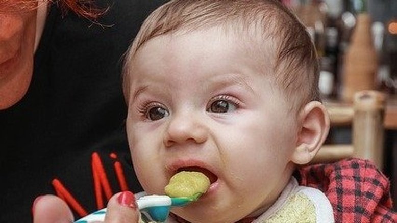 Como oferecer o primeiro alimento ao bebê?