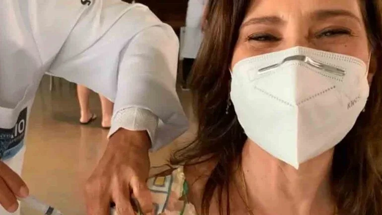 Após perder a mãe para a Covid, Beth Goulart é vacinada contra a doença