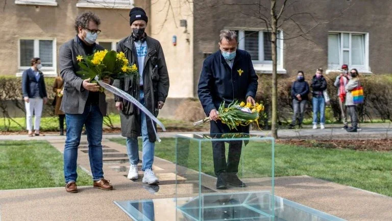 Inaugurado momumento em homenagem aos arquivos enterrados do Gueto de Varsóvia