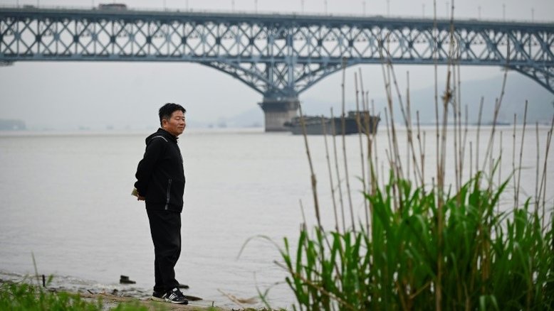O anjo da guarda que zela a 'ponte dos suicídios' na China
