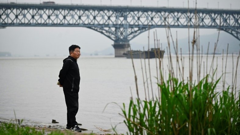 O anjo da guarda que zela a 'ponte dos suicídios' na China