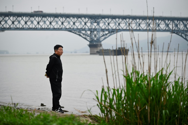 O anjo da guarda que zela a 'ponte dos suicídios' na China