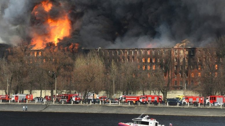 Incêndio gigantesco destrói fábrica histórica de São Petersburgo