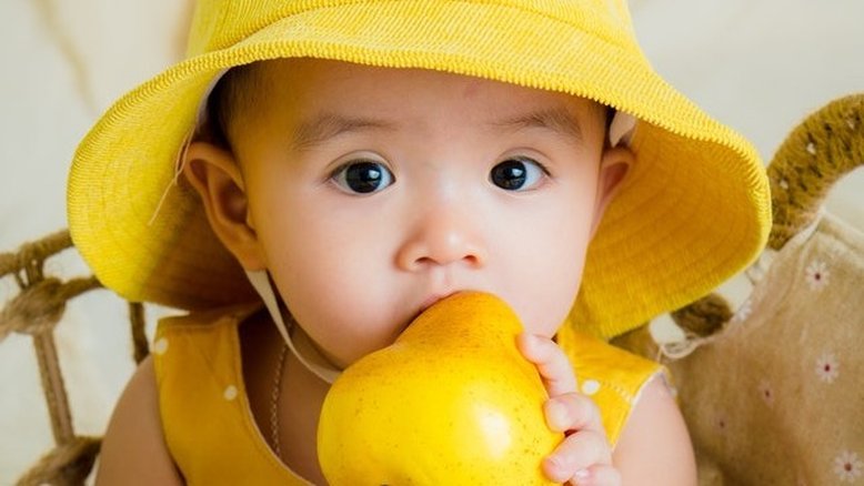 Saiba quando oferecer o primeiro alimento ao bebê