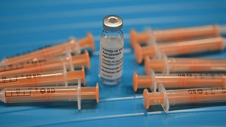 Governo britânico tenta tranquilizar população sobre a vacina da AstraZeneca
