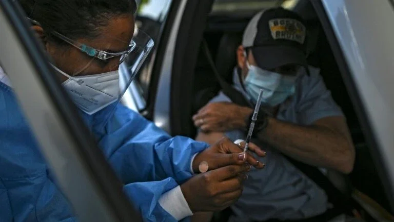 Autoridades do Panamá se vacinam com AstraZeneca para transmitir confiança à população
