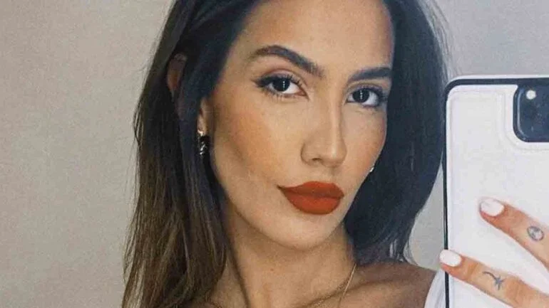 Mãe de Gabi Brandt ganha carro de luxo da filha