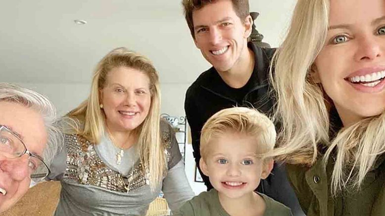 Karina Bacchi aparece com o marido após revelar crise