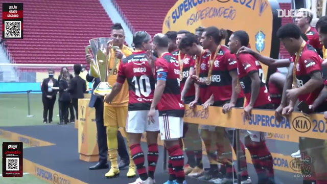 Veja a festa do Flamengo com a taça da Supercopa do Brasil