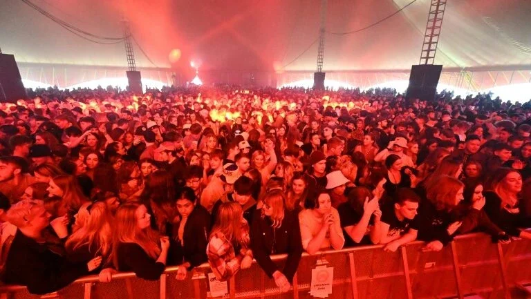 Teste reúne 5.000 pessoas sem máscara em festival em Liverpool